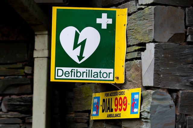 Neue Defibrillatoren für die Hauberghalle und Tennishalle